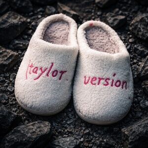 Taylor Swift Inspired Slippers – Cozy Fuzzy White Cushioned Slip-Ons